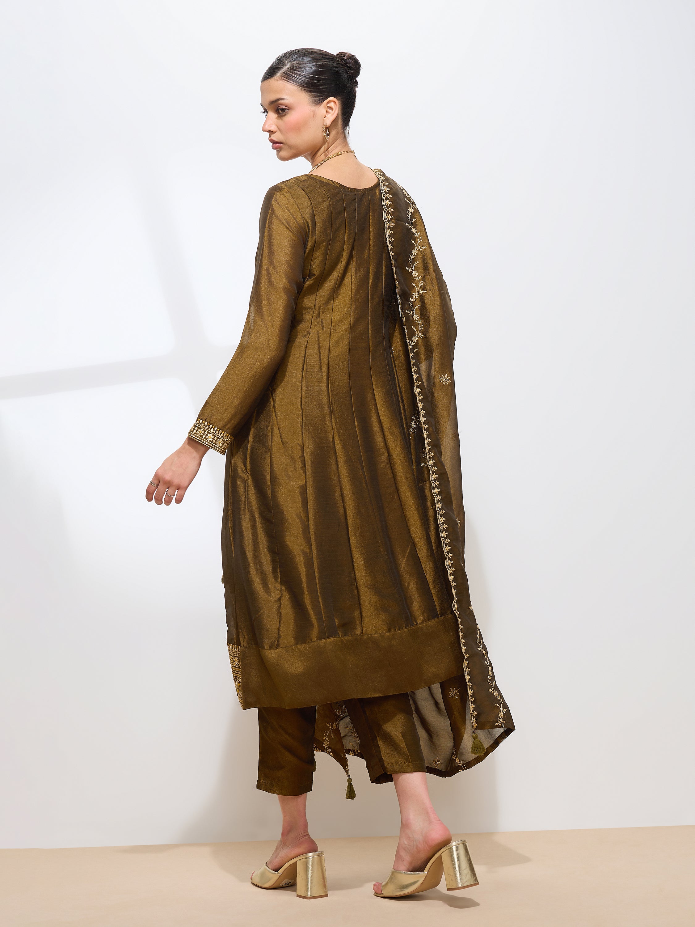 Women's Mehndi Green Silk Blend Sequence Embroidered Kurta set with dupatta with scallop edge