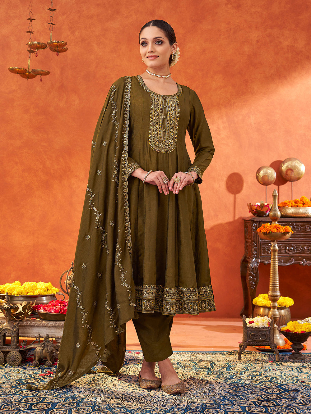 Women's Mehndi Green Silk Blend Sequence Embroidered Kurta set with dupatta with scallop edge