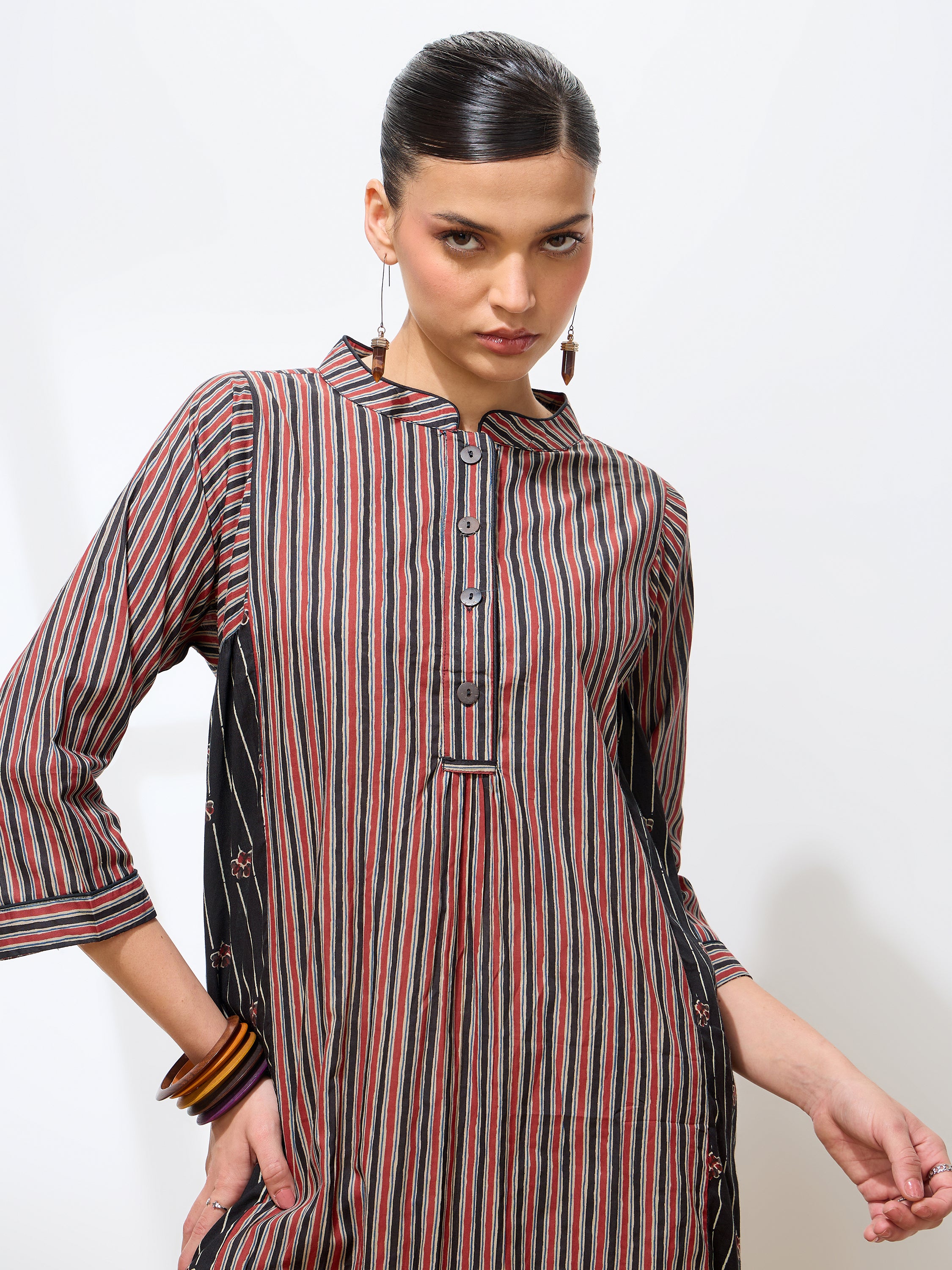 Graceful Black Printed Striped Cotton Kurta
