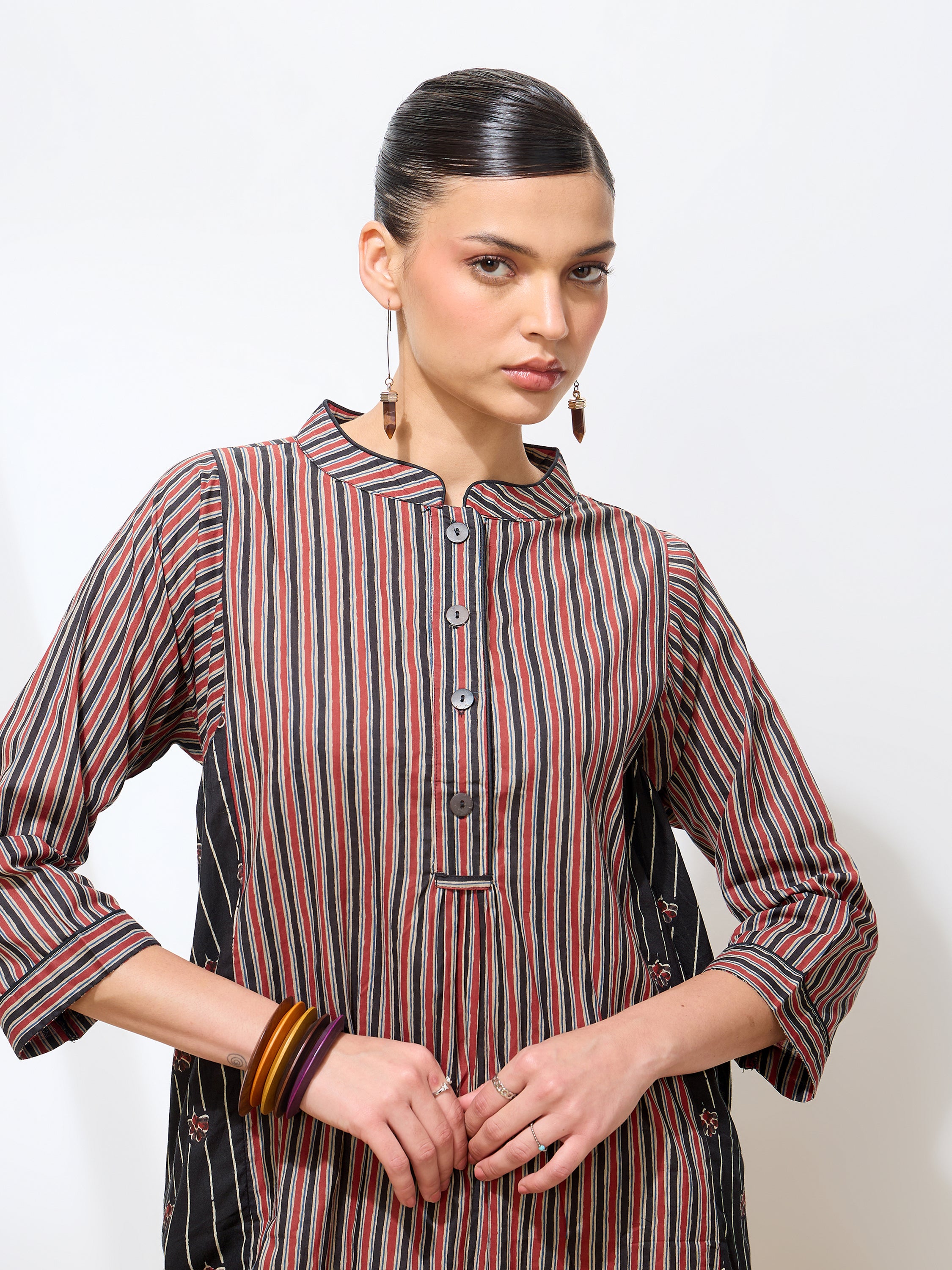 Graceful Black Printed Striped Cotton Kurta